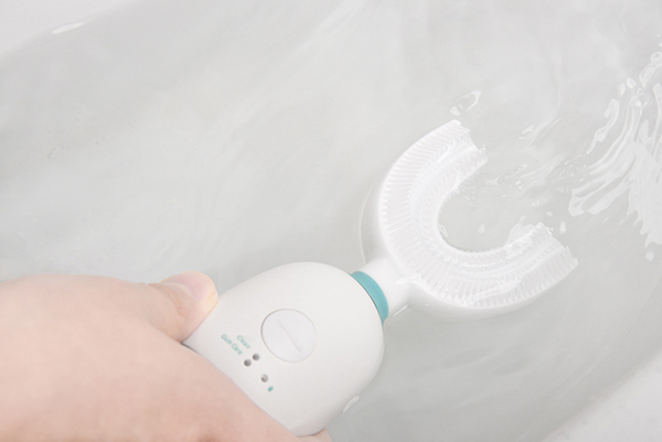 益牙樂成人U型牙刷產品展示 (1).jpg