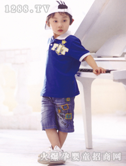 С����(d��ng)���{(l��n)ɫ�ļ�ͯ�b